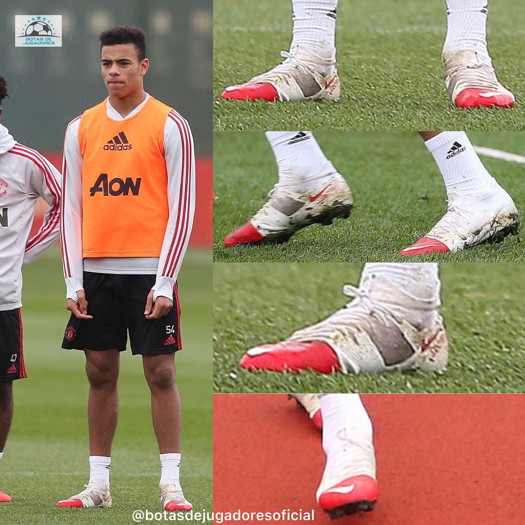 Man deals united boots